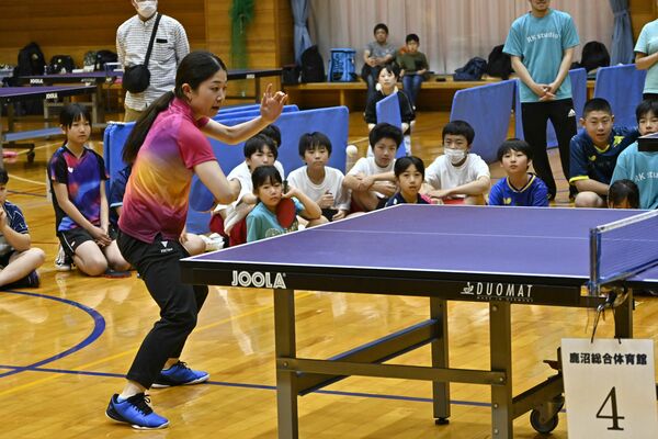 安藤さん(手前)のプレーを熱心に見入る児童生徒ら