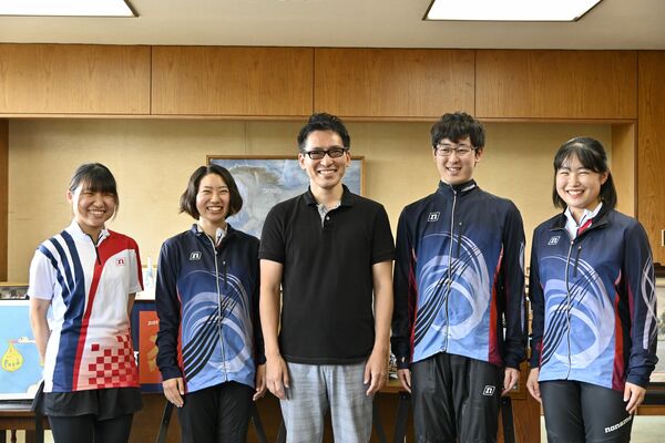 渡辺市長（中央）を表敬訪問した長澤さん（右から２人目）ら千葉大生