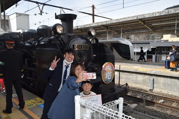鬼怒川温泉駅でＳＬ大樹前で記念撮影を行う卒園児ら親子