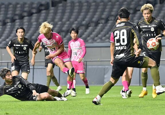 後半11分、栃木シティのＦＷ藤原（手前左から２人目）が果敢にゴールを狙う＝札幌ドーム