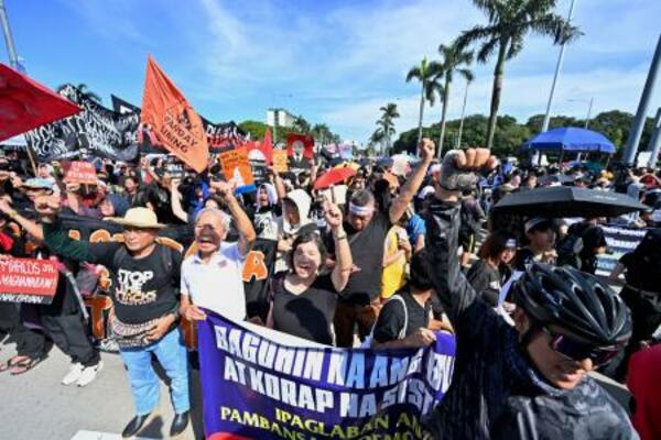 　２１日、マニラで、政府への抗議集会に参加する人ら（共同）