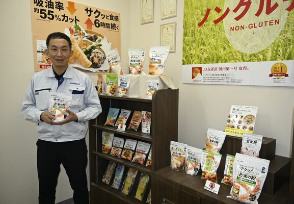 米粉の可能性を追求した製品開発などに取り組む藤波社長＝佐野市