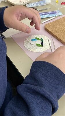 ペーパーアートを体験する参加者