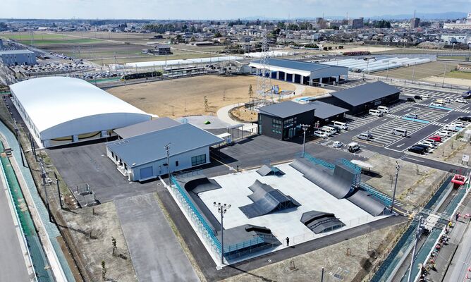 BMXなどのアーバンスポーツ施設を備えた「アークタウン宇都宮」=16日午前11時20分、宇都宮市下平出町、磯真奈美撮影、ドローンから