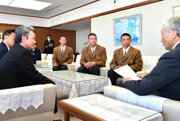 福田知事（右）にセンバツへの意気込みを語った作新の小森主将（右から２人目）ら＝県庁