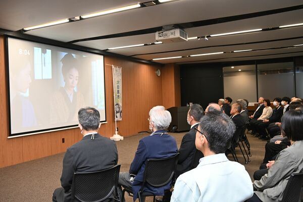 「風、薫る」の初回放送を視聴する市職員ら＝３０日午前８時５分、大田原市役所