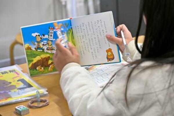 日本語を学ぶ、外国にルーツを持つ子ども=1月、東京都内
