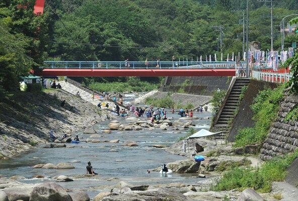 川遊びやバーベキュー客でにぎわう旧西大芦小付近の大芦川＝２０２３年８月