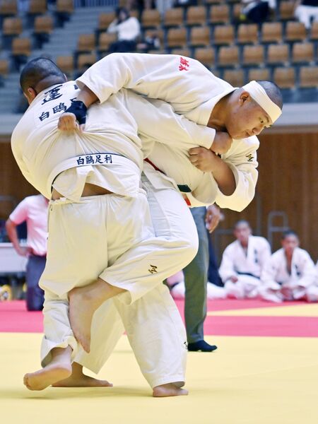柔道男子１００キロ超級決勝　高久（作新）が払い腰で技ありを奪う＝ユウケイ武道館、加藤竜矢撮影