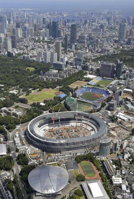 工事が進む新国立競技場(中央)。2020年の東京五輪・パラリンピックは猛暑への対策も急務となっている=18年7月、東京都内