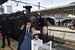 鬼怒川温泉駅でＳＬ大樹前で記念撮影を行う卒園児ら親子