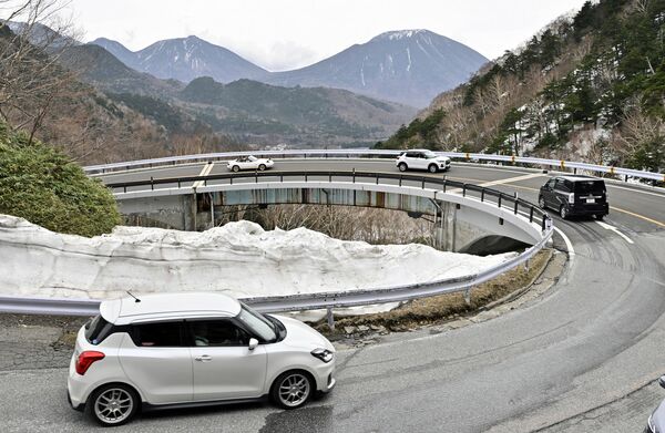 冬季閉鎖が解除された金精道路を行き交う車＝25日午後０時15分、日光市湯元