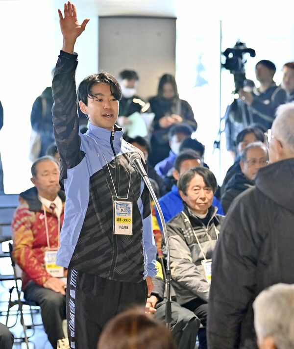 選手宣誓する小山Ｂの田中＝カンセキスタジアムとちぎ、磯真奈美撮影