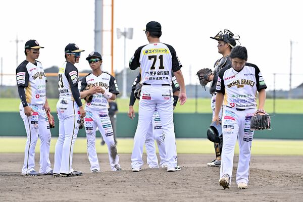 ５回、無死一、二塁に追い込まれ、マウンドに集まる栃木ＧＢの選手たち