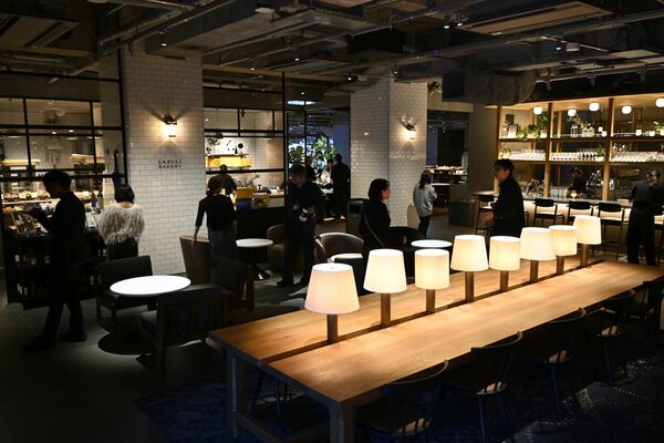 宿泊者以外も利用できる１階のラウンジスペース＝22日午後、宇都宮市