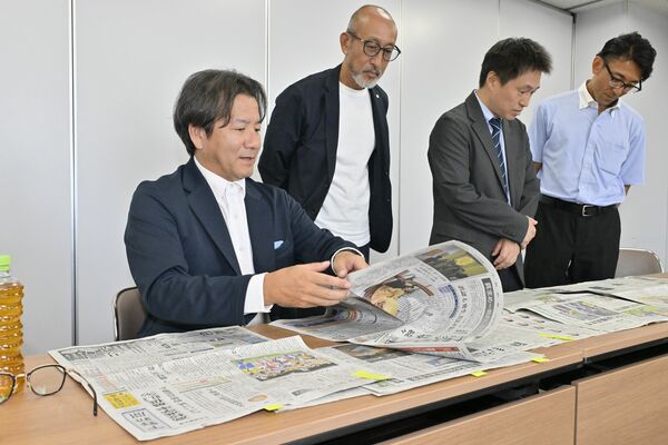 下野新聞社を訪れ本紙に目を通す野々村チェアマン＝29日午後３時15分、宇都宮市昭和１丁目