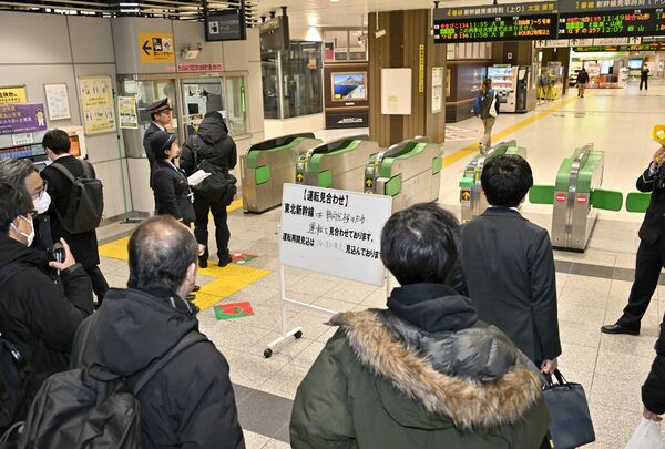 東北新幹線が運転見合わせになり、掲示板などに見入る利用客=6日午後1時45分、JR宇都宮駅、広瀬華撮影
