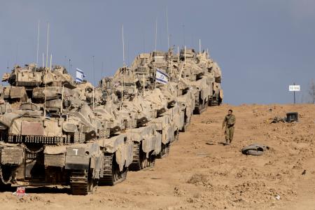 　パレスチナ自治区ガザ近くに展開するイスラエルの戦車＝１７日、イスラエル南部（ゲッティ＝共同）