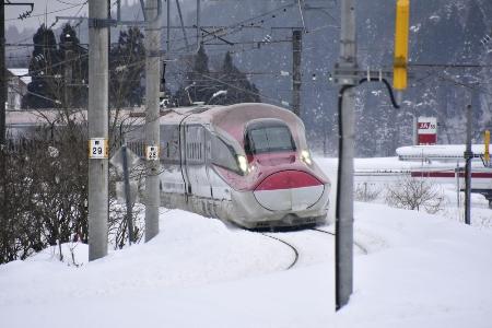 　整備新幹線のあり方を考える上で象徴的な秋田新幹線。雪の中、在来線区間を最高時速１３０キロで走る＝２０２２年２月、秋田県大仙市