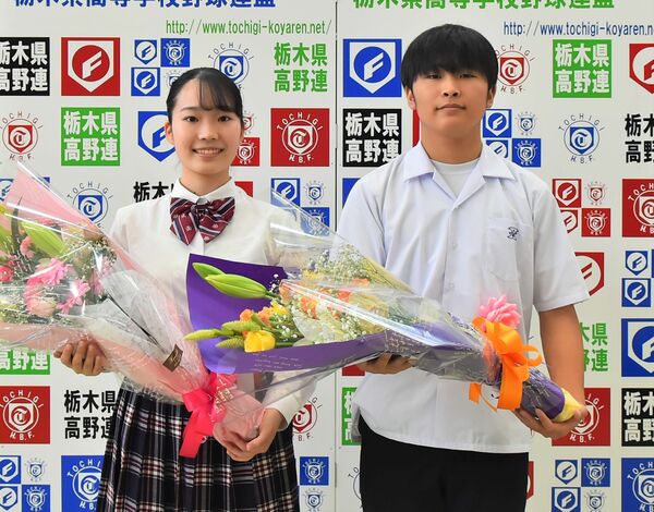 独唱者に選ばれた忍田さん（左）と小泉さん＝宇工高