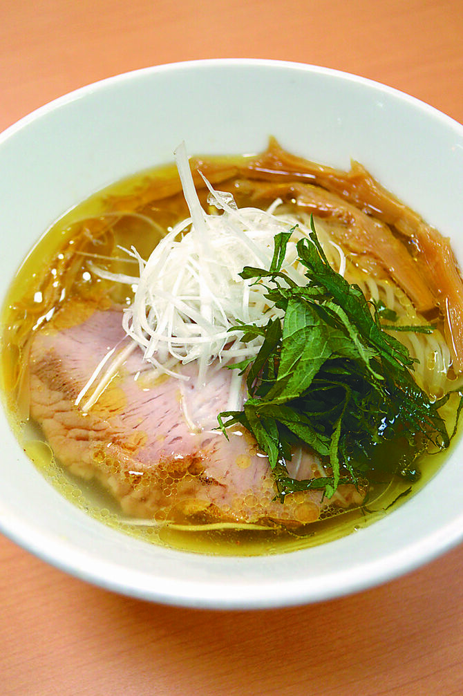 鶏ガラと水だけで作り出す清湯スープがベースのラーメン「鶏塩」