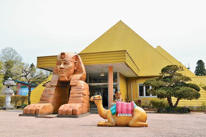 クフ王のピラミッドを模した外観
