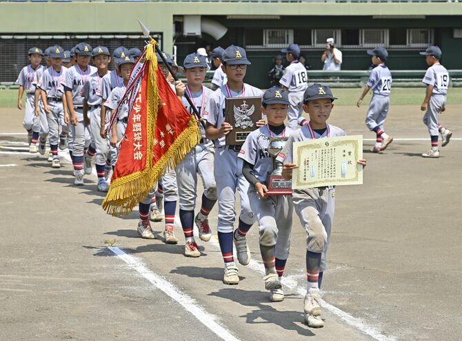 閉会式で行進する阿久津スポーツの選手たち=31日、エイジェックスタジアム、森田大地撮影