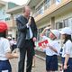 オーストリア・サルム伯爵、ゆかりの青木小で児童らと交流　那須塩原市とリンツ市が姉妹都市提携10周年