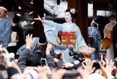 １年の幸福願い舞妓ら豆まき