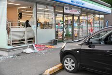 鹿沼で車がコンビニに衝突