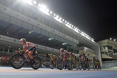 競輪トラックで熱戦