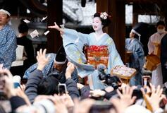 1年の幸福願い舞妓ら豆まき