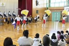 県警音楽隊など　七合小で公演