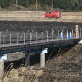 大田原の河川敷で火災、「橋が燃えている」と通報　焼損で通行止めに