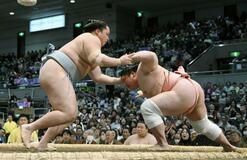 平幕琴勝峰 首位守る