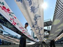 宇都宮で染め物の天日干し作業