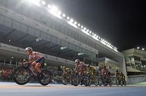 競輪トラックで熱戦