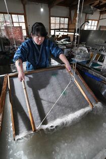 烏山和紙で卒業証書作り