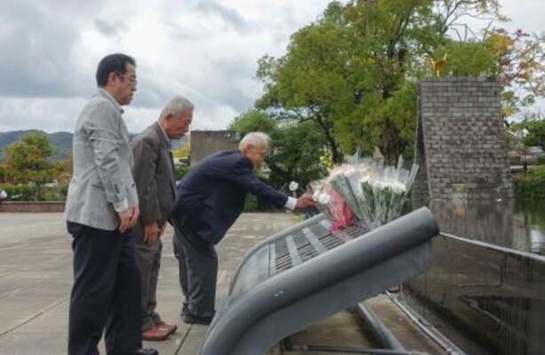 長崎市の平和公園で献花する「東友会」のメンバーら=9日午後