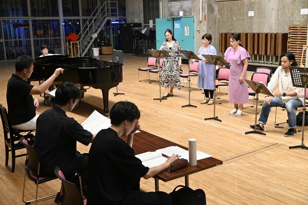 音楽稽古をスタートした主要キャストら