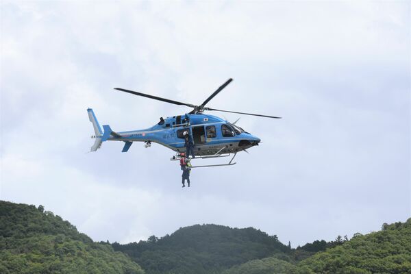 県警ヘリ「なんたい」から救助者を引き上げる訓練の参加者ら