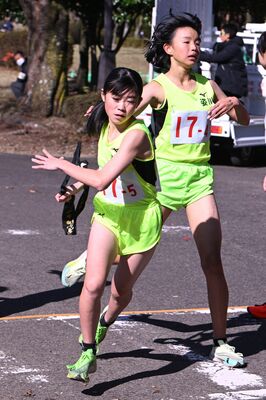 総合力で強豪に挑む女子の姿川の船山（左）と井上＝11月11日の県大会から