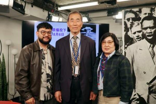 　集会に登壇した（右から）被爆２世の韓正淳さん、韓国原爆被害者協会陜川支部長の沈鎮泰さん、ベネティック・カブア・マディソンさん＝４月３０日、ニューヨーク（共同）