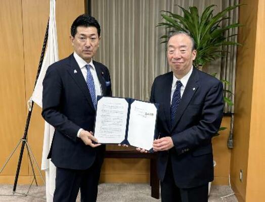 　「病院船」への医療人材の派遣に関する協定締結式に出席した赤間防災相（左）＝２２日、東京都千代田区