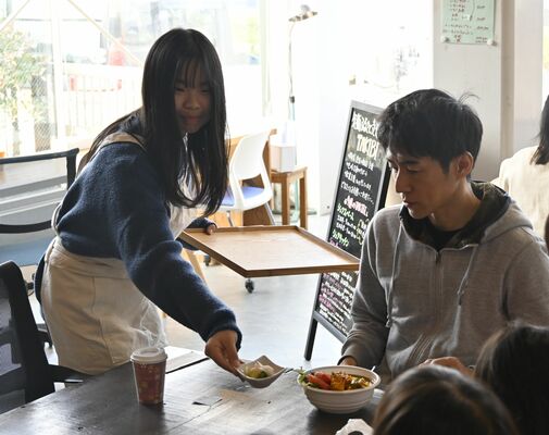 キーマカレーなどを提供するＹＡＤメンバー（左）