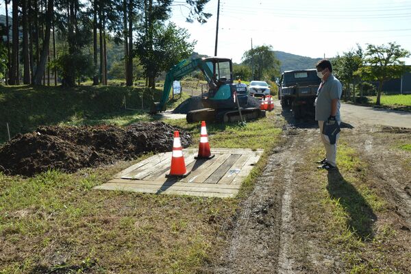 秋のツアーを控え幻のレール敷設工事が進む「下野中川停車場」付近