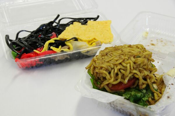 「焼きそバーガー」（右）と「ＳＬ塩焼きそば」