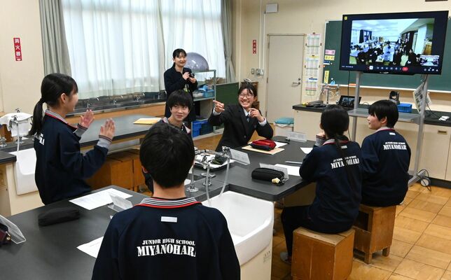 画面越しにあげな中の生徒と交流する宮の原中の生徒たち