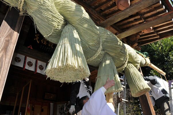 森友瀧尾神社で行われた恒例のしめ縄の掛け替え