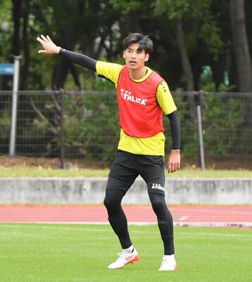 練習で仲間へ指示を出す栃木ＳＣのＤＦ田端